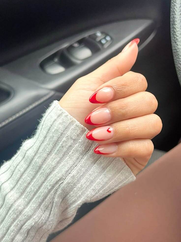 Manicura francesa con un twist romántico